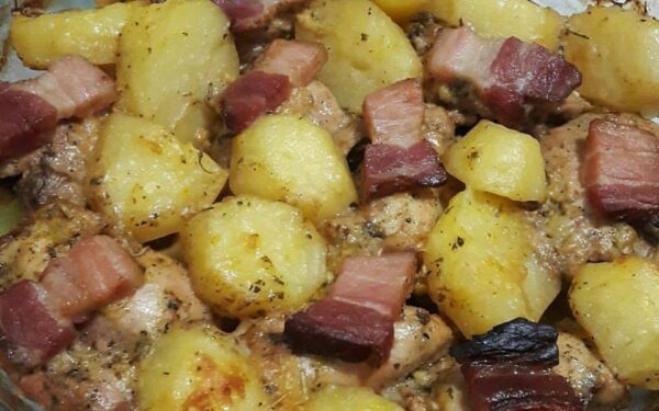 Sobrecoxa assada com batatas e bacon”