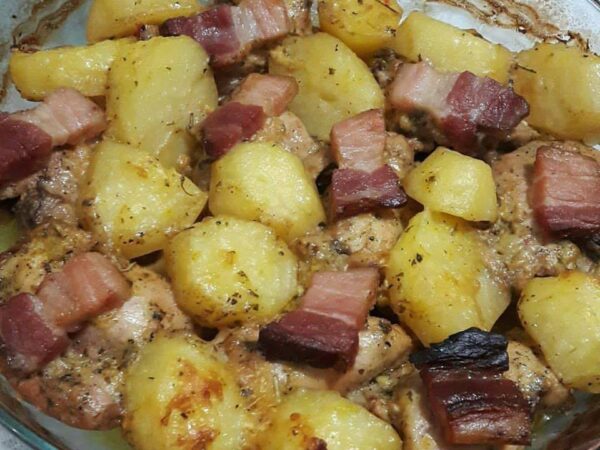 Sobrecoxa assada com batatas e bacon”