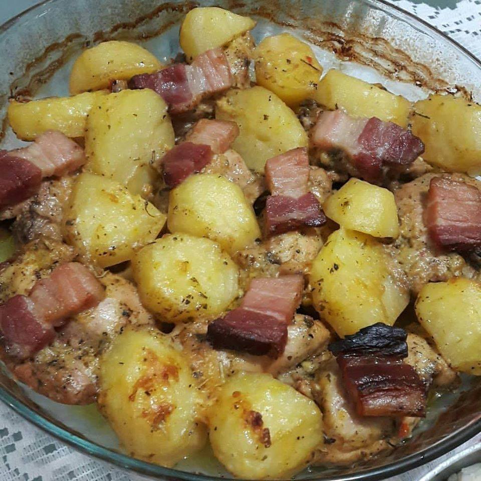 Sobrecoxa assada com batatas e bacon”