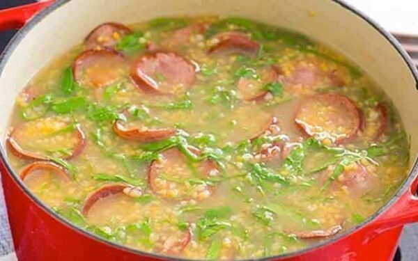 Sopa Cremosa de Mandioca com Calabresa: